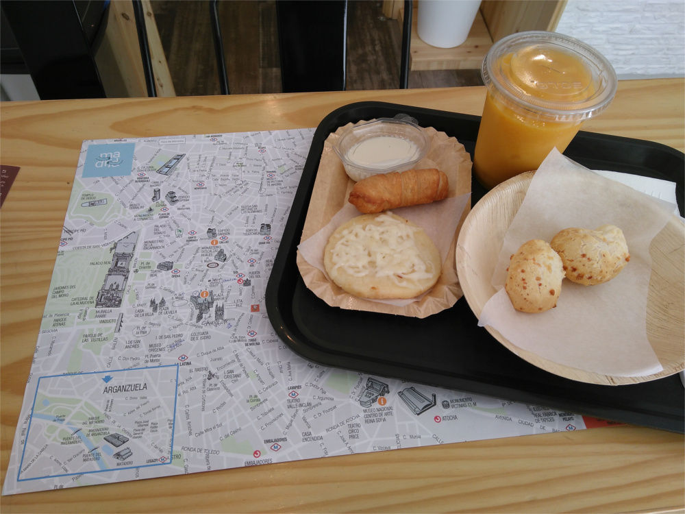 Desayuno en una bandeja sobre un mapa de la ciudad de madrid