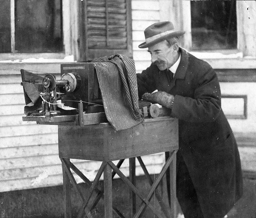 Wilson Bentley tomando fotos con su camara en el siglo XIX