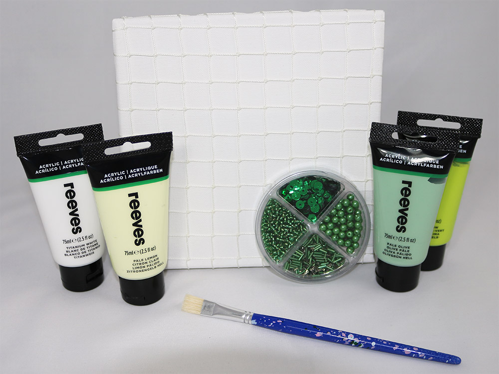 Lienzo con malla cuadriculada, pinturas acrilicas, pincel y adornos en tonos verdes