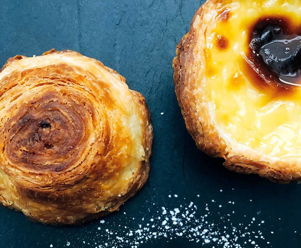 pastel de nata por encima y por debajo mostrando el remolino del fondo
